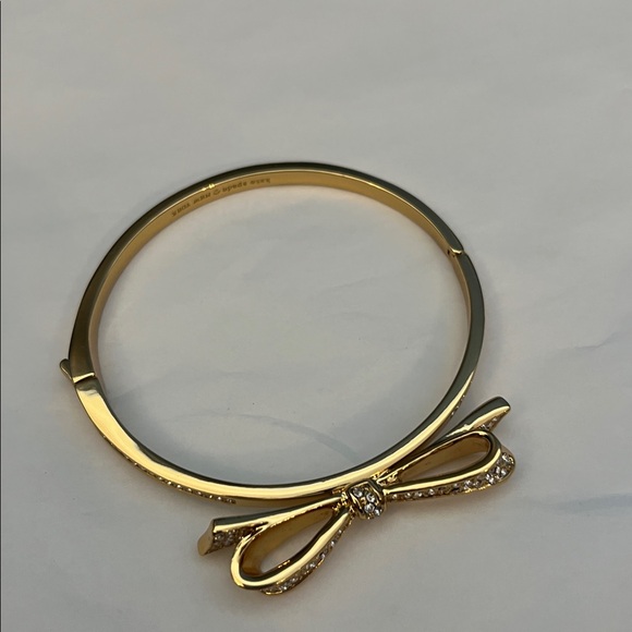 GUC Kate Spade New York Love Notes Pave Bow Gold Tone Hinged Bangle Bracelet - Picture 5 of 8